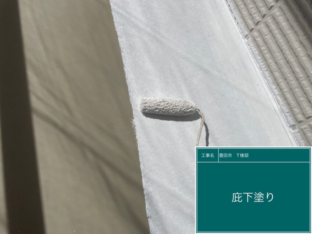 庇の下塗りを行います。