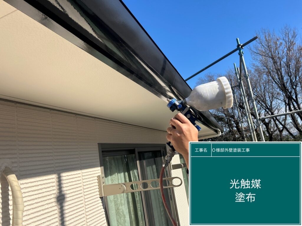 破風・鼻隠しに仕上げ材の光触媒プロテクトコーティング（クリスタルシーズンtg）を塗布します。