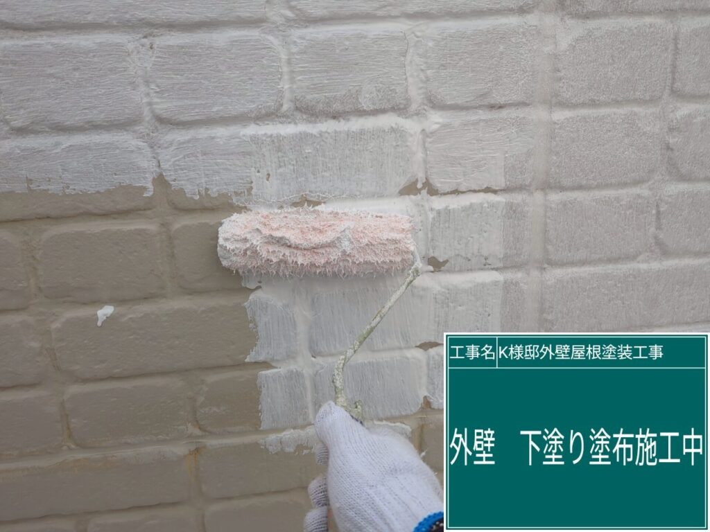 壁の下塗りを行います。