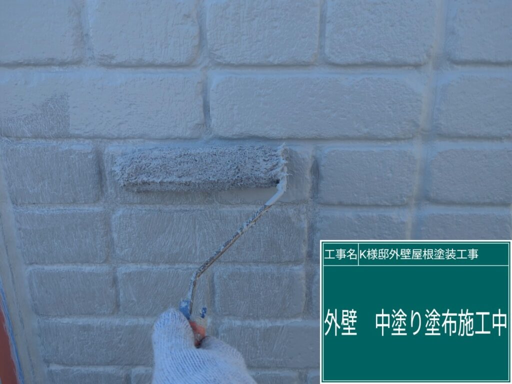 中塗りを行います。